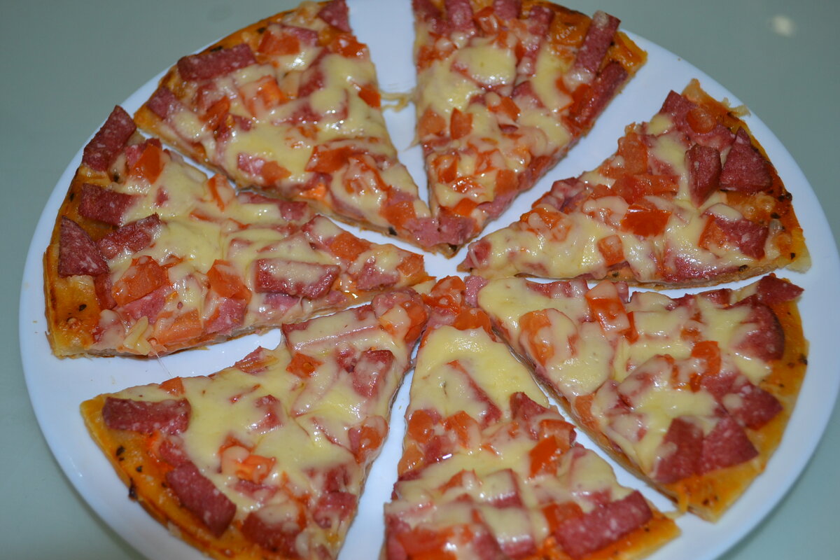 Пицца на готовом дрожжевом тесте. Пицца домашняя с колбасой. Домашняя пицца с колбасой и сыром. Пицца с колбасой и сыром и помидорами. Пицца с колбасой и помидорами.