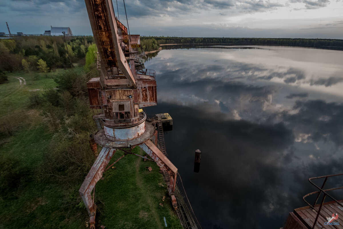 Какая река припять. Яновский Затон Припять. Яновский Затон. Затон реки Припять. Корабли на Затоне Припять.