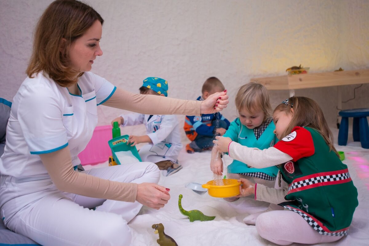 Соляная пещера — это искусственно созданная комната с солью. Две тонны соли: по одной на стенах и на полу. Микроклимат пещеры создает галогенератор — это такой огромный аппарат, который крутит и выбрасывает в воздух мелкодисперсную соль. Так получается насыщенный солёный воздух. Смысл пещеры в антибактериальном свойстве соли — она убивает всё