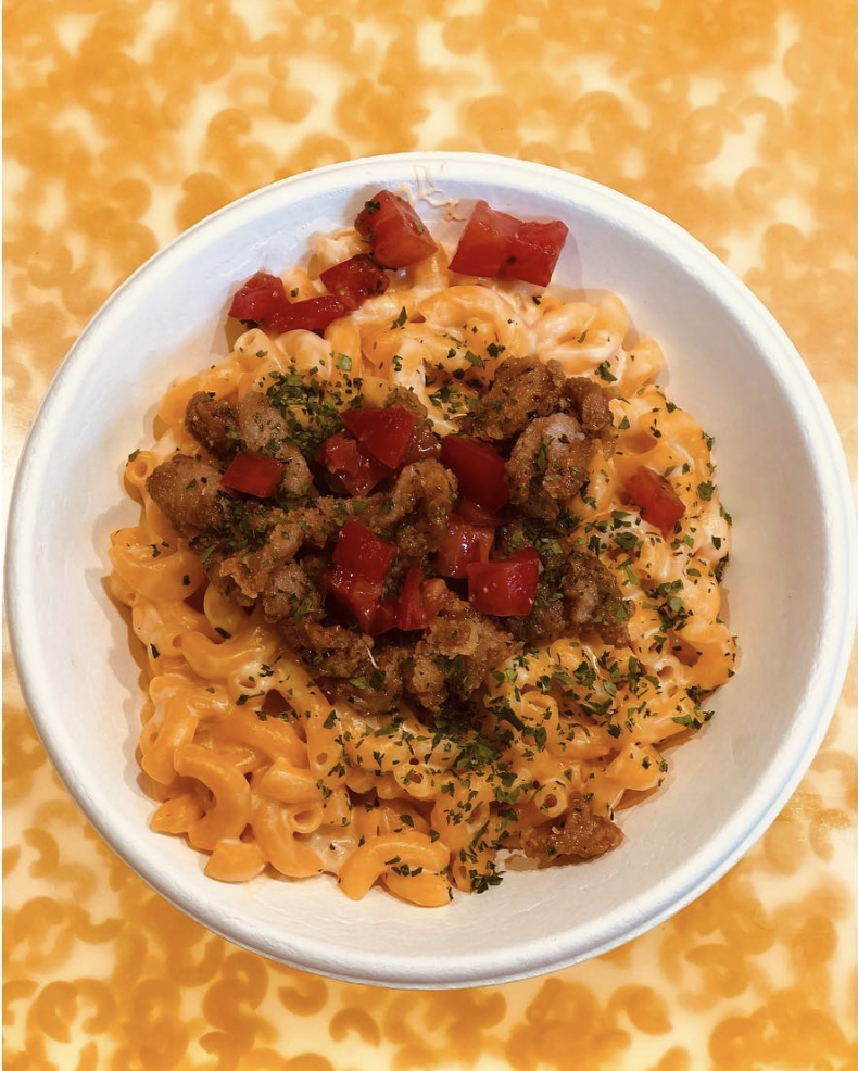 Mac & Cheese с курицей в кисло-сладком соусе, 280 руб 