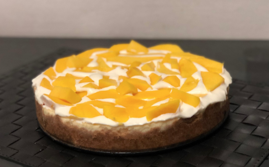 Еще один вариант укращения Чизкейка: Манго + белый шоколад + сливки для взбивания