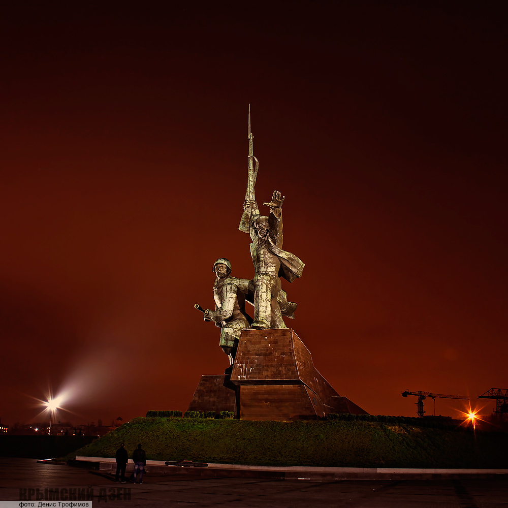 Памятник Солдату и Матросу в Севастполе (ночная съёмка).