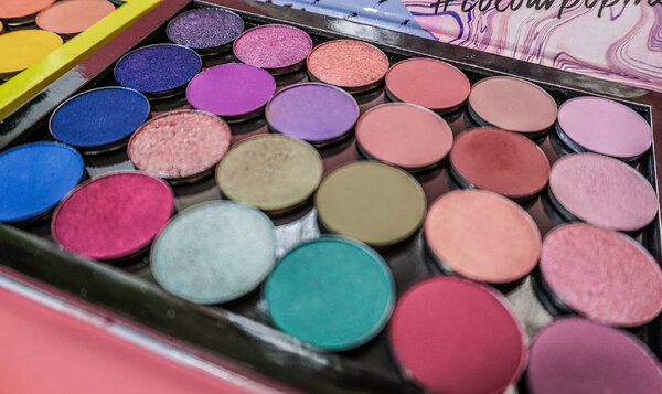 Пример небрежного нанесения макияжа