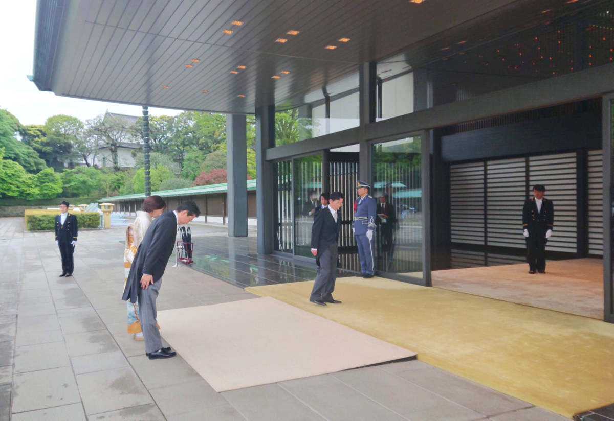 Синдзо Абэ делает поклон на входе в церемониальный зал Императорского дворца