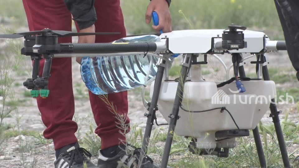 Для проведения сельскохозяйственных работ используют беспилотный  летательный аппарат — дрон. Химическая обработка полей охватит порядка  3000 гектаров рисовых полей.