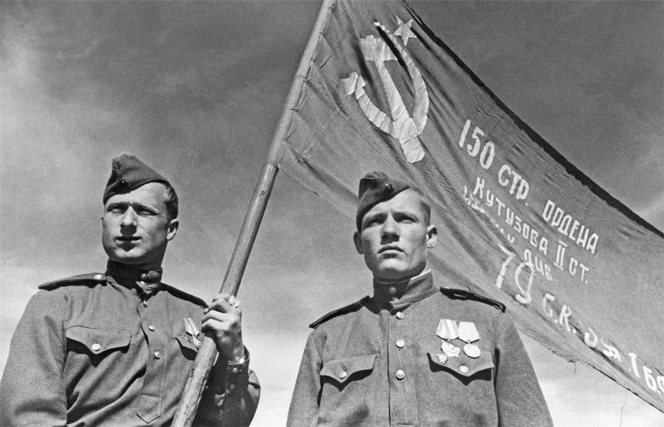 Кантария и Егоров. Фото: tass.ru 