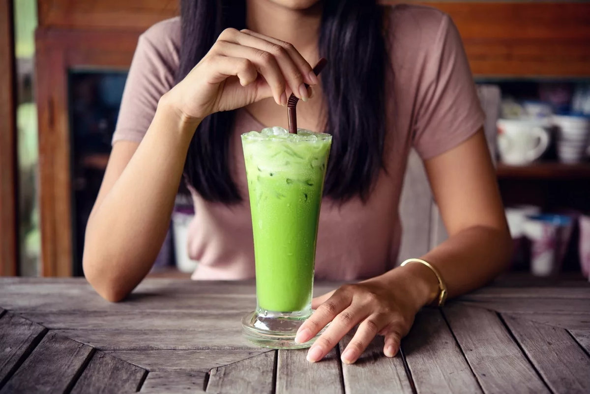 Как пить коктейль для похудения. Девушка со смузи. Девушка пьет коктейль. Девушка с зеленым смузи. Коктейль для похудения.