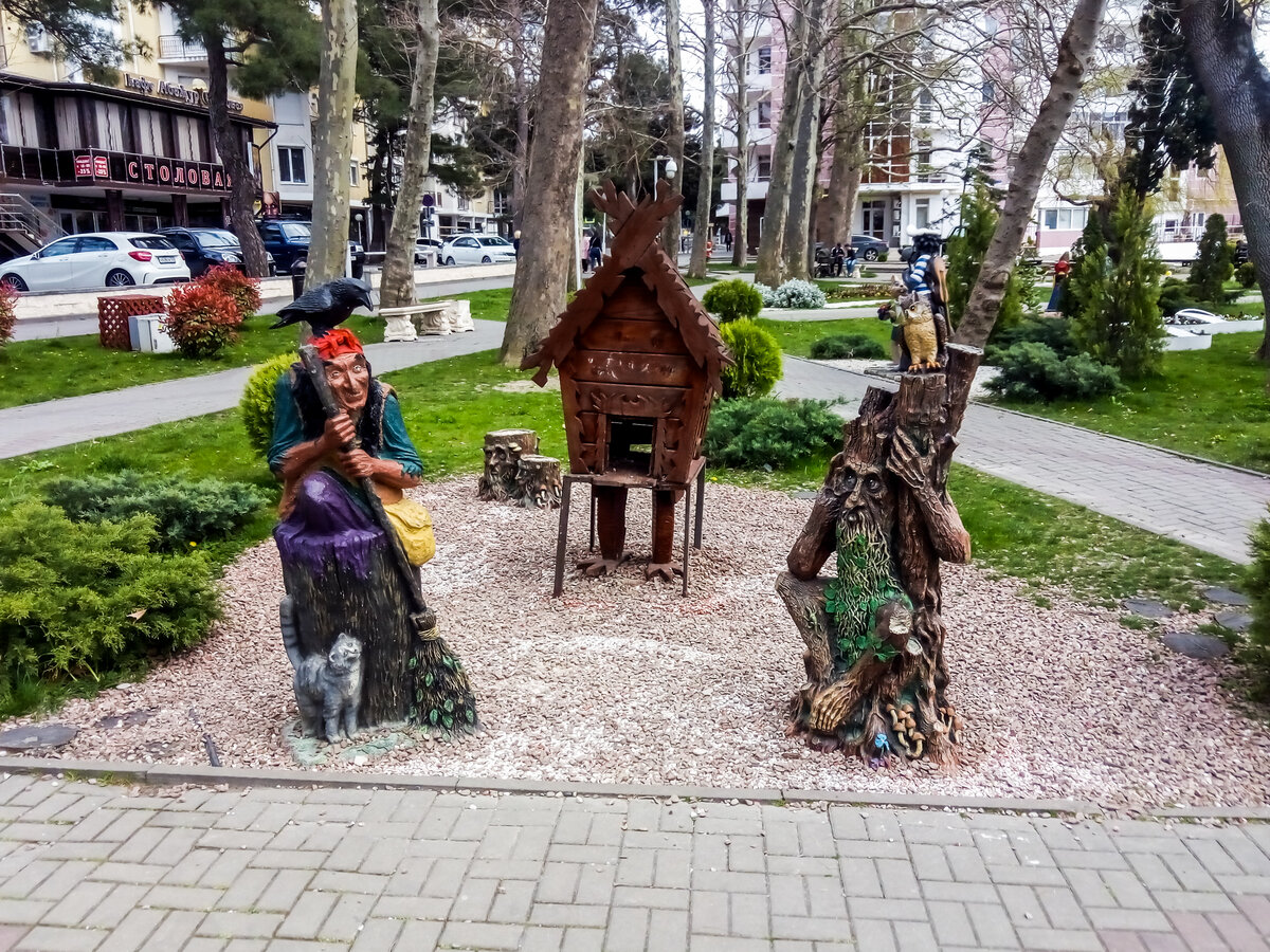 Памятник бабе яге на скамейке в каком городе