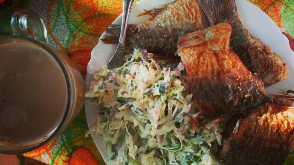 Жареная рыбка, салат, кофе с молоком.