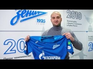 Защитник Зенита из Санкт-Петербурга Ярослав Ракицкий, перебравшись из Шахтера в зимний трансферный период стал чемпионом России. Вошел в историю, как футболист, который в один год стал чемпионом Украины и чемпионом России.