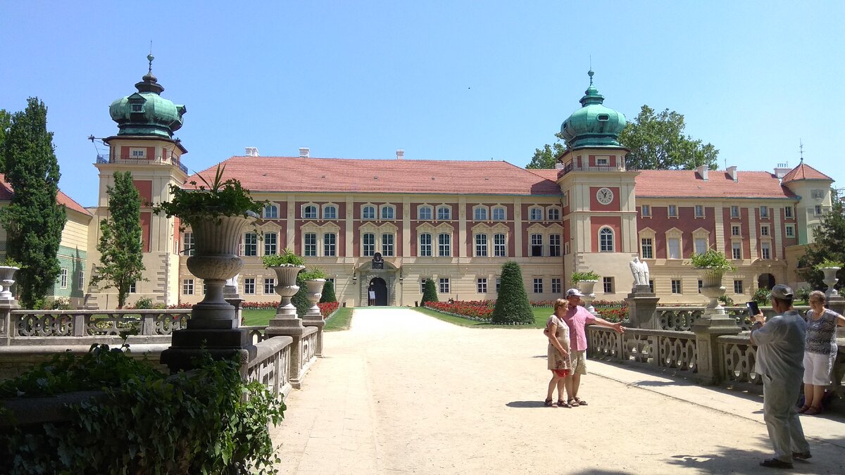 Фасад замка в Ланьцуте. Люди стоят на мосту через ров, который окружает замок