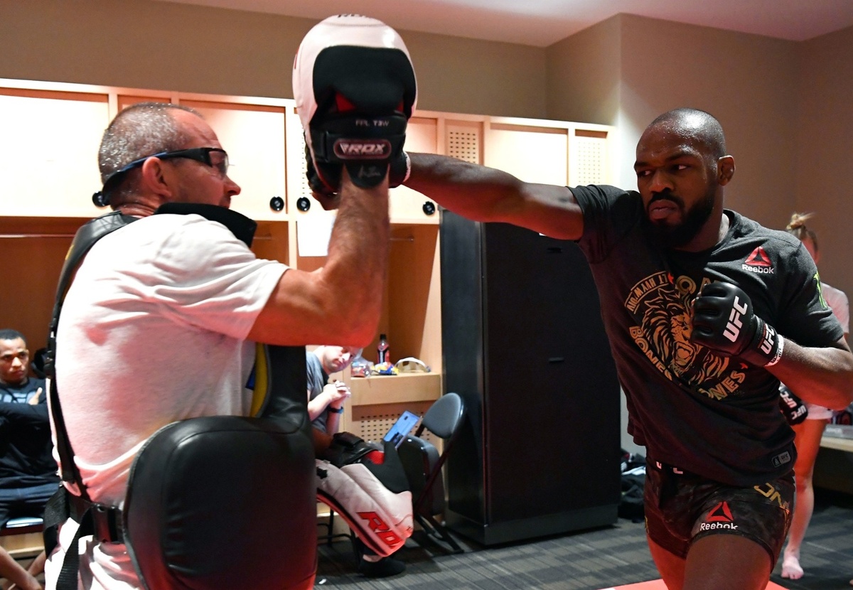 Раздевалка Джона. Последние приготовления к бою.