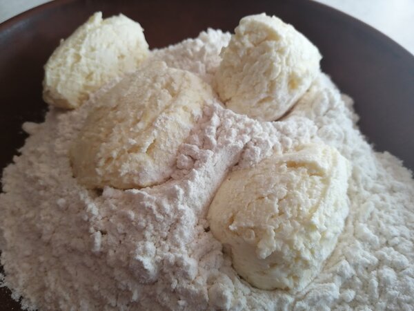 Обваливание сырников в муке