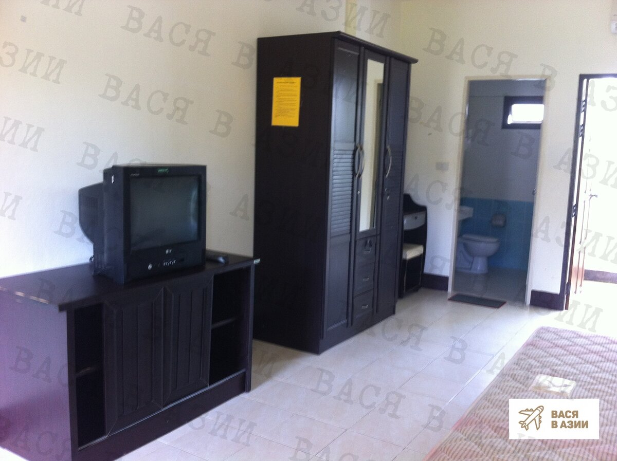 Телевизор и шкаф