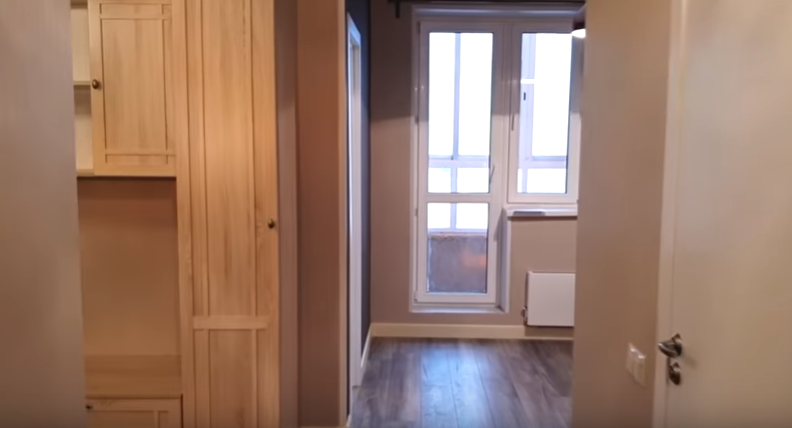 В коридоре наклеены обои