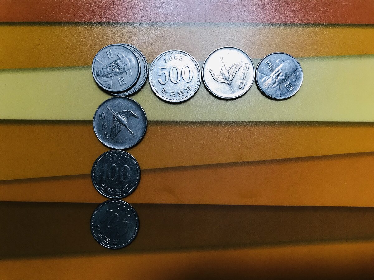 На столе лежат 9 монет