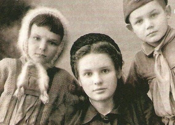 Рита в центре, с братом и сестрой