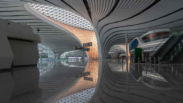 Интерьер аэропорта Дасин в Пекине. Источник фото: https://www.dezeen.com/2019/08/14/beijing-airport-zaha-hadid-360-degree-images/