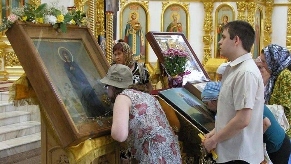 поклонение иконам. целование икон. церковь целует икону. икона божией матери иверская монреальская мироточивая. можно ли целовать иконы.