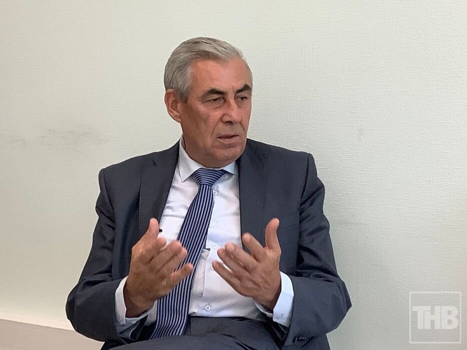 «Историческую книгу осудить невозможно»
- 26 августа состоится судебное заседание по судьбе вашей книги. На ваш взгляд, насколько велик шанс, что «Запрятанная история татар» станет «Запретной историей татар»?
- Сегодня гадать трудно, потому что мне из суда не представили никаких бумаг. Нет ни заявления истца, ни заключения экспертного центра. Также судебное заседание хотят провести в закрытом режиме, что меня уже настораживает. 
Что это? Сталинские времена возвращаются? Как это так, не дав мне никаких бумаг для ознакомления меня хотят судить? Т.е. мне уже не дают возможности защищаться. Я бы хотел подготовиться, потребовать независимой экспертизы. Я не понимаю, какие лингвистические выражения нашли в моей книге и в чем хотят меня обвинить. 
Ведь историческую книгу осудить невозможно. Невозможно переделать историю по требованию суда. Все события, описанные в книге, произошли 300-350 лет назад, а взятие Казани было 470 лет назад. Что было, то было и это нужно принять. Больно тебе или не больно за произошедшие события, ты должен сам извлечь этот урок. 
Я описываю восстание Батырши (названо по прозвищу предводителя татаро-башкирского восстания - Габдуллы Галиева – ред.) 1755 года и обвинение муллы Батырши в призыве создания ханства и его борьбу против попов. Однажды он сказал: «Если вы меня убедите, что ваша религия – христианство, лучше, чем ислам, я соглашусь покреститься». В итоге с ним спорили, к нему в тюрьму приходили лучшие попы Петербурга, но переубедить его так и не смогли, и вырвали ему язык. И как сейчас это хотят преподнести, что я не люблю христианство? 