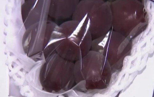 Виноград имеет насыщенный красно-розовый цвет, сладкий и свежий вкус одновременно, а каждая виноградинка размером не менее трех сантиметров в диаметре.