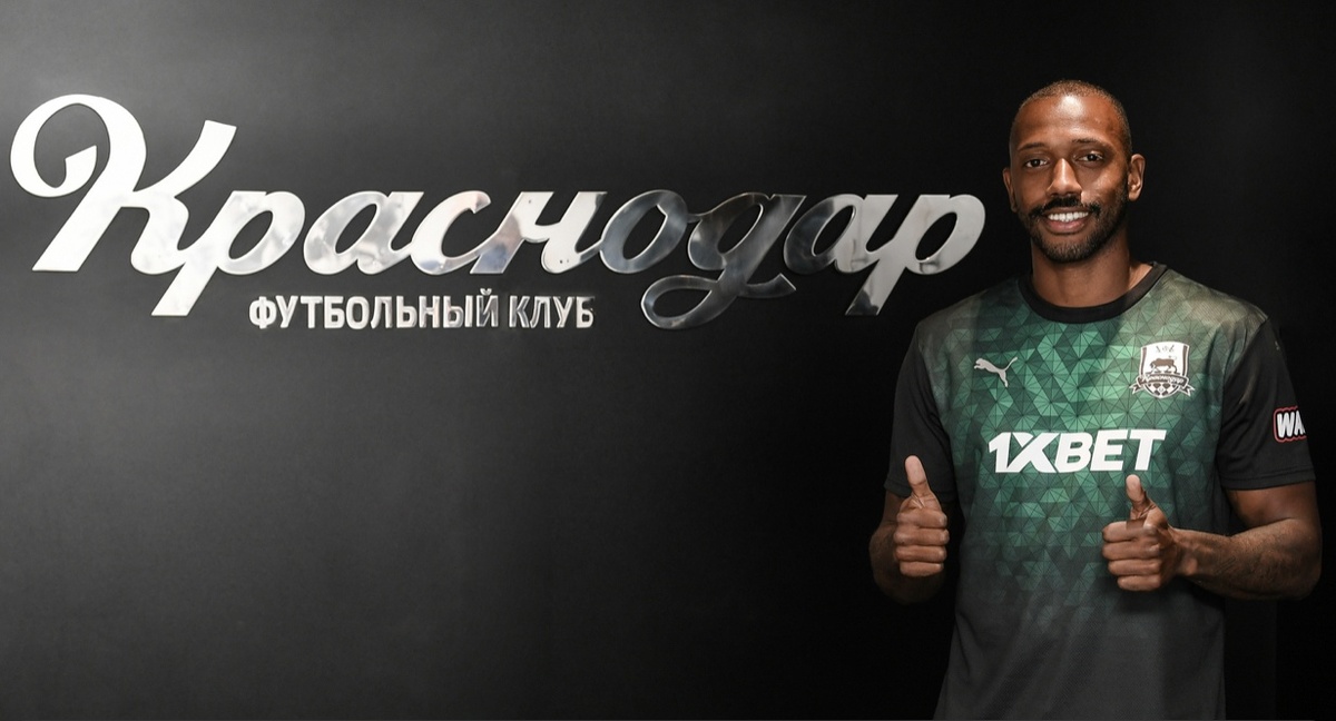 Ману Фернандеш в футболке ФК Краснодар