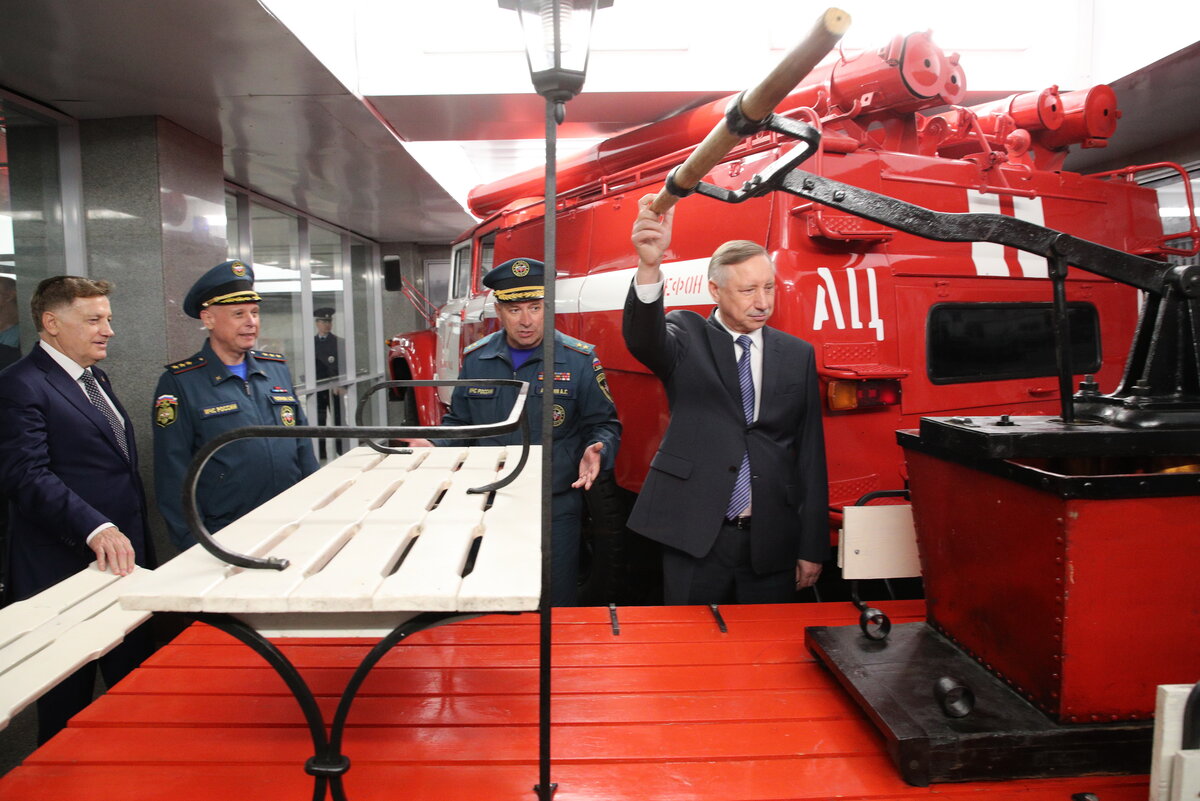 Губернатор Петербурга за 3 дня до выборов «открыл» новые станции метро. Но пассажирам туда нельзя
