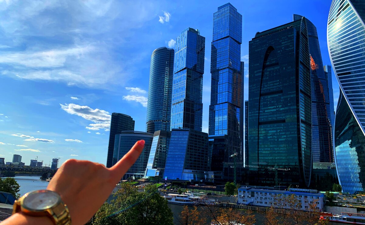 Мероприятия в москва сити сегодня. Москва Сити закрученное здание. Москва Сити 2024. Ауди и высотки Москва Сити. It вышка Москва Сити.