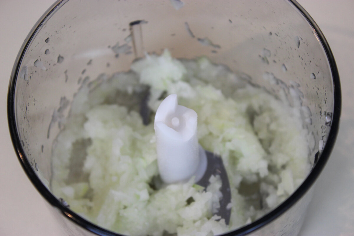 Лук очистить, натереть на мелкой терке или измельчить в блендере.