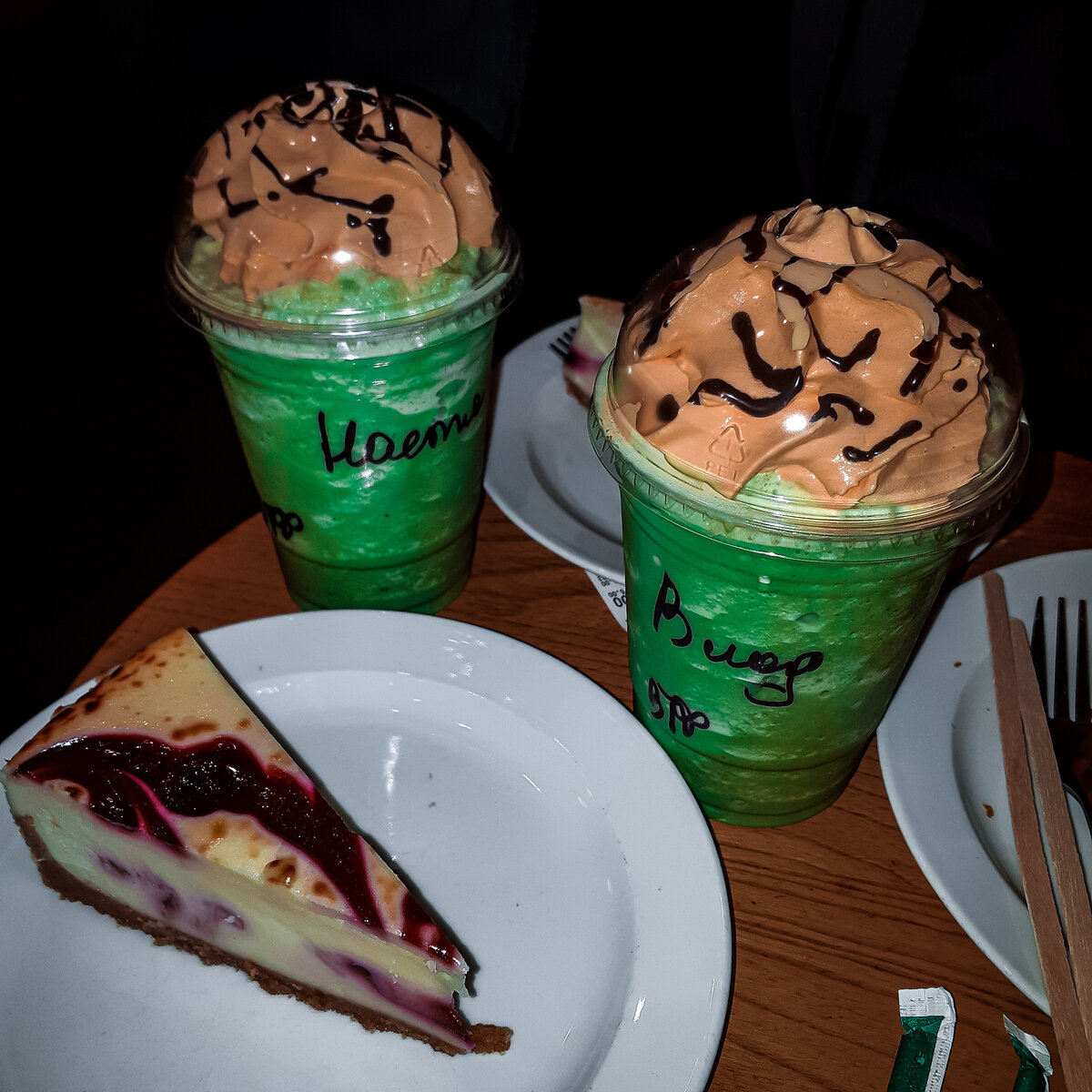 Два тыквенных Фраппуччино и малиновый чизкейк. 