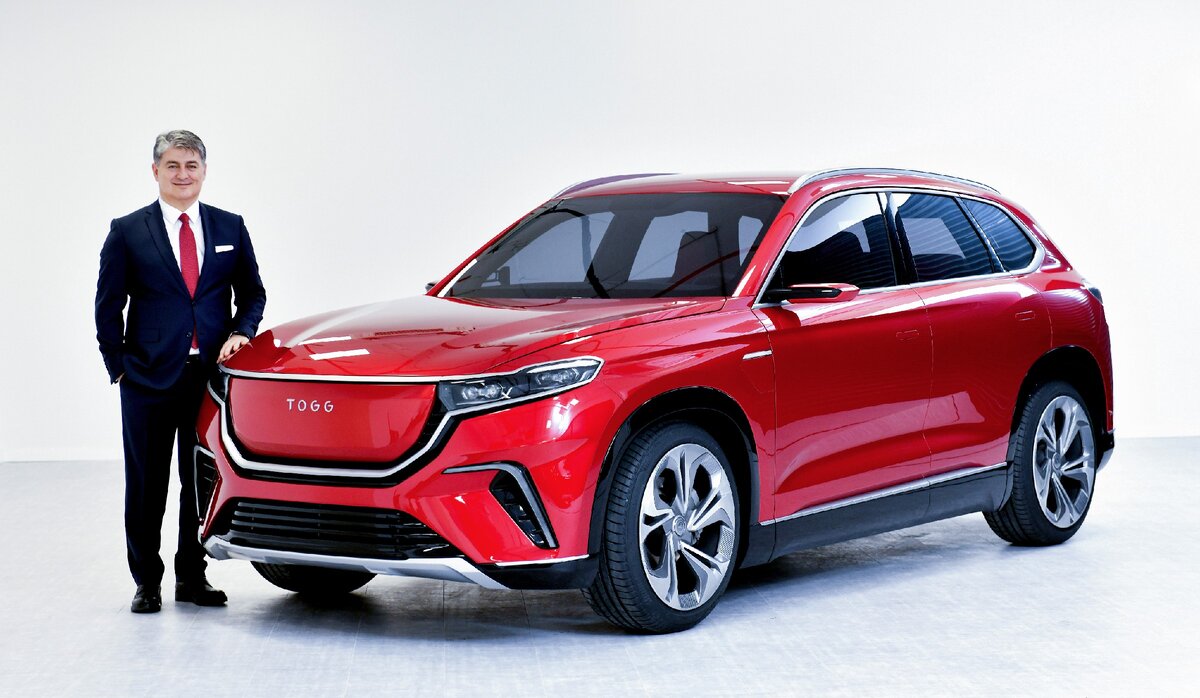 M. Gürcan Karakaş- TOGG CEO на фоне версии авто C-SUV 19