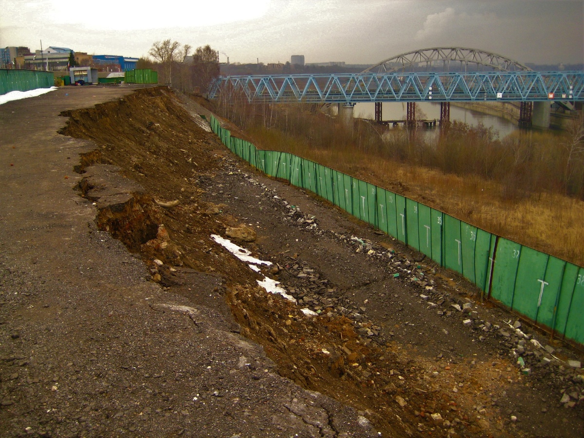 Москворечье-Сабурово, раньше забор был вверху, ровненько сполз вместе с грунтом.