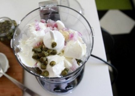 Шаг 1 Выкладываем в блендер  каперсы, греческий йогурт, сливочный сыр, лук, лимонный сок, хрен  и измельчаем до пастообразного состояния. 		