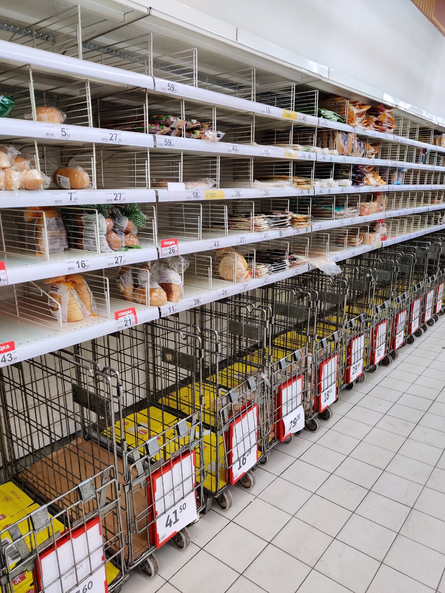 Полки с хлебом пустые