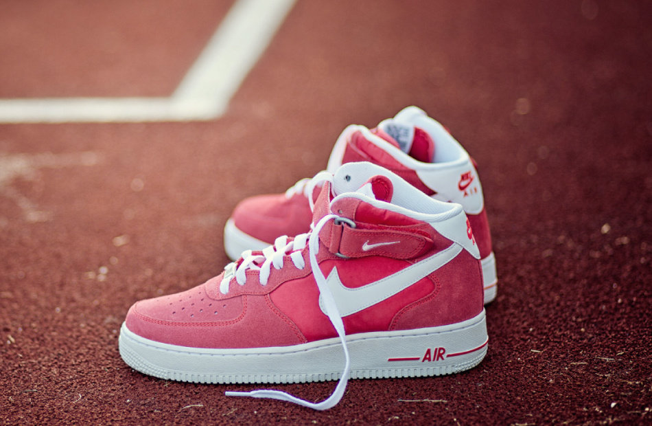  На сегодняшний день модель Air Force 1 насчитывает более 2 000 цветовых решений и дизайнеры бренда, кажется, не спешат на этом останавливаться. Кроме того, компания Nike снова активно занялась продвижением AF1: в этом году их можно увидеть в лукбуках модных уличных брендов и даже на подиуме. 