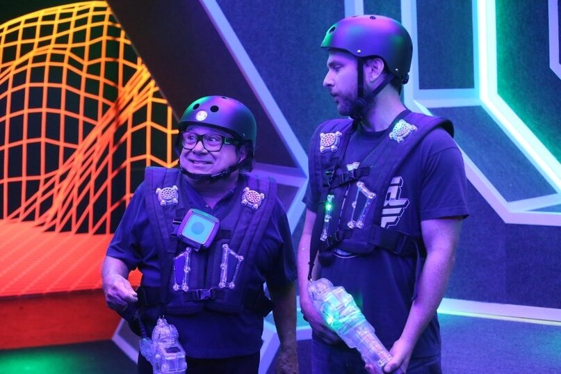 Сериал «В Филадельфии всегда солнечно», эпизод «В ожидании Большого Мо» (s14e10). Вступительная тема заменена на музыку из начальных титров «Сияния» 
