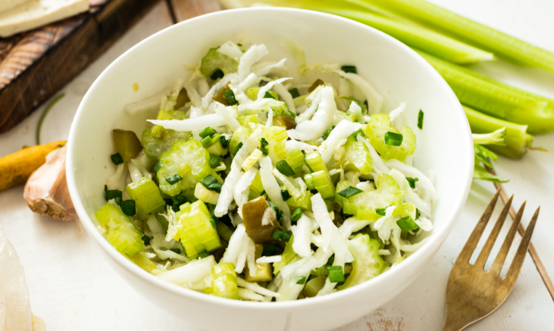 Салат из капусты, огурцов и сельдерея 