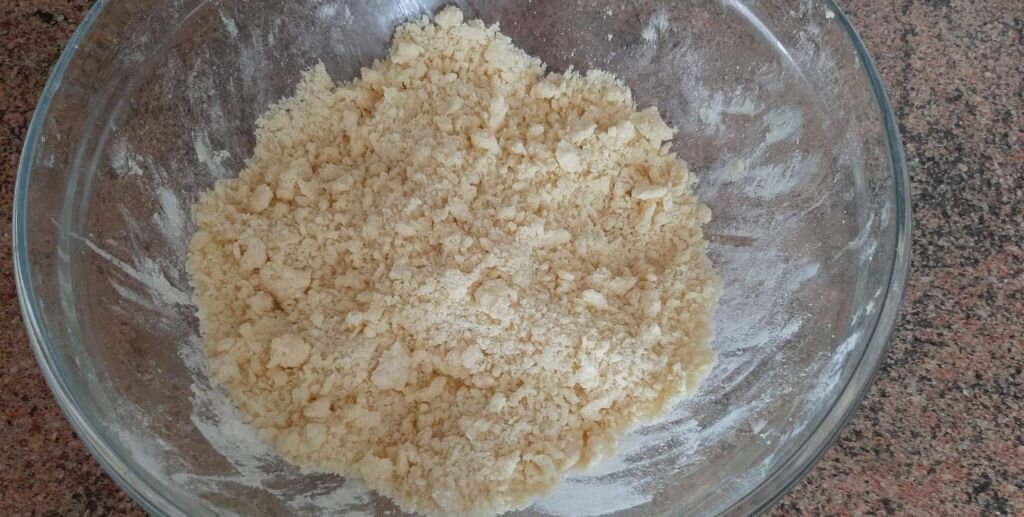 Должна получится такая масляная крошка