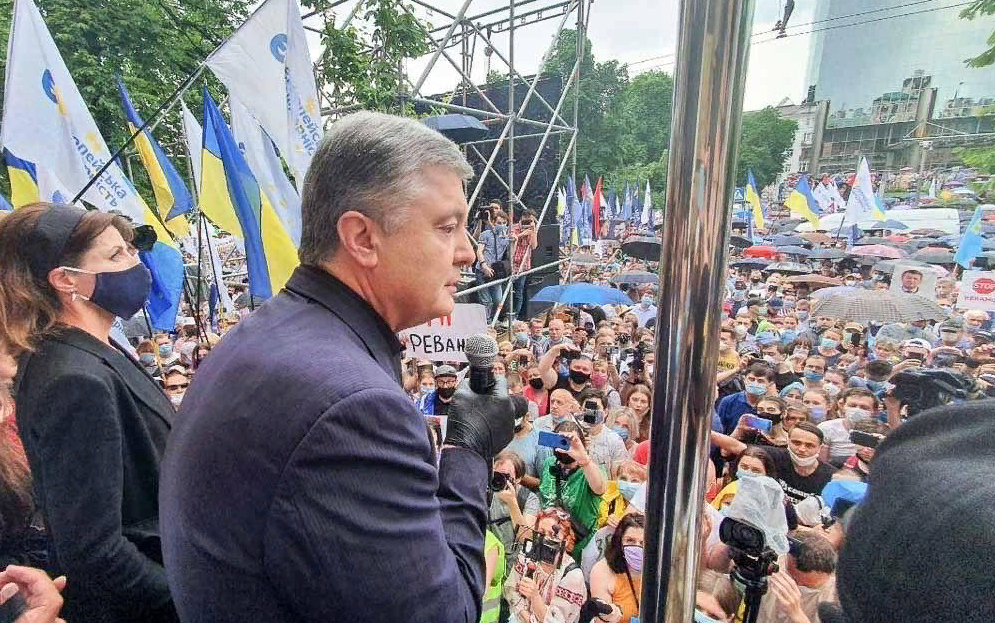 Порошенко у здания суда с поддержкой. Яндекс-картинки.