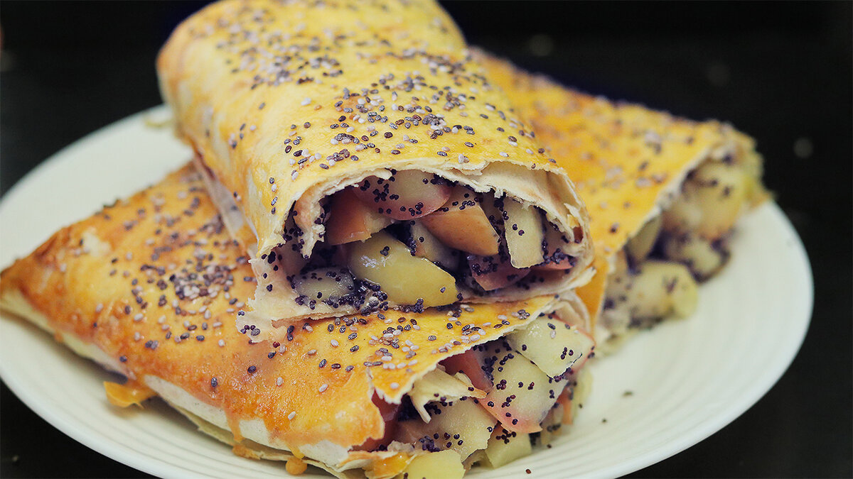 Рулет из лаваша с яблоками и маком