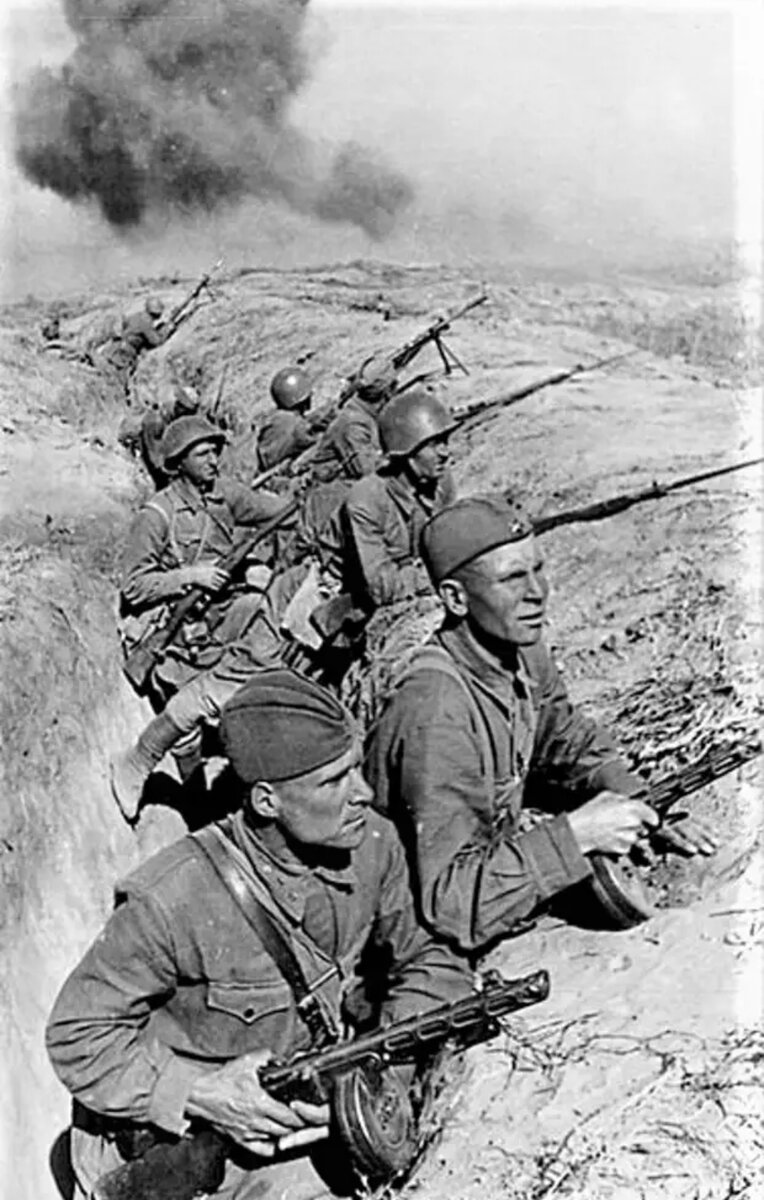 1942 год. Бойцы Красной Армии перед боем в излучине Дона.