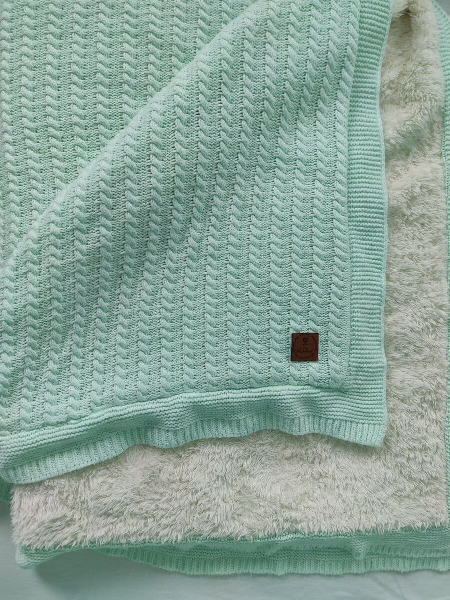 Самое теплое одеяло. Забирали в нем в роддоме, сложенным в конверт и перевязанным бантом