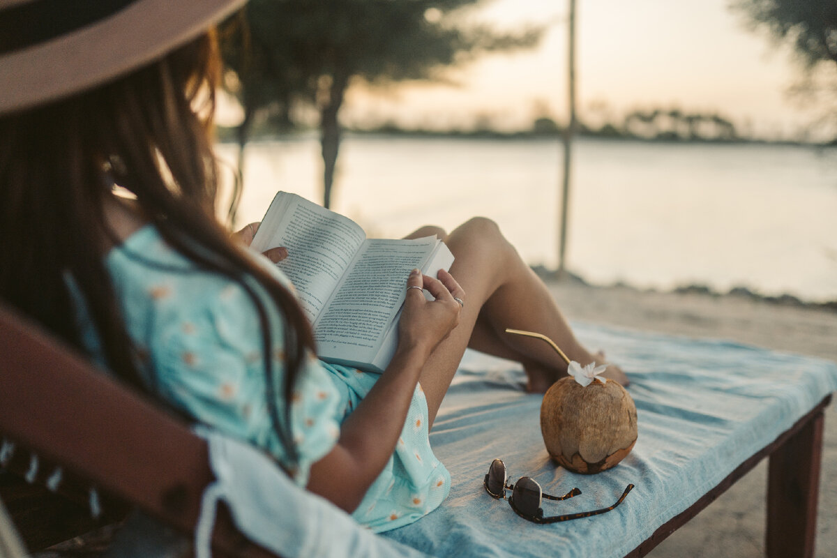 Приезжайте девушки на море. Девушка на диване в море. Девушка с книгой на море. Девушка у моря ракурс сверху. Pexels Taryn Elliott.