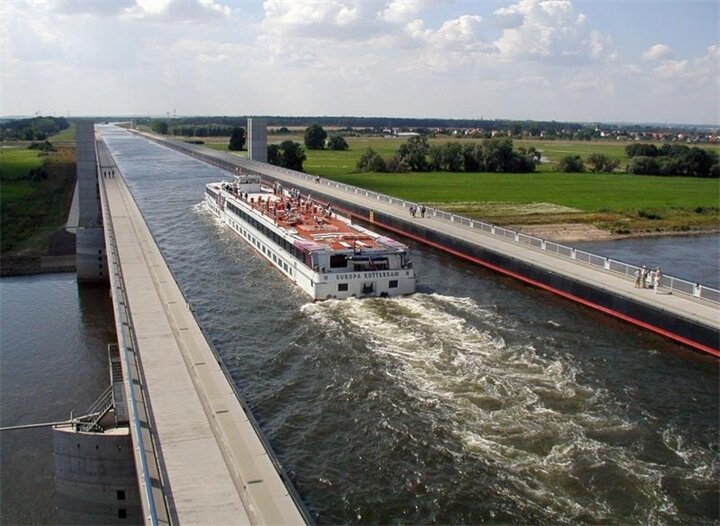 На фото - Магдебургский водный мост. Расположен в Германии. 