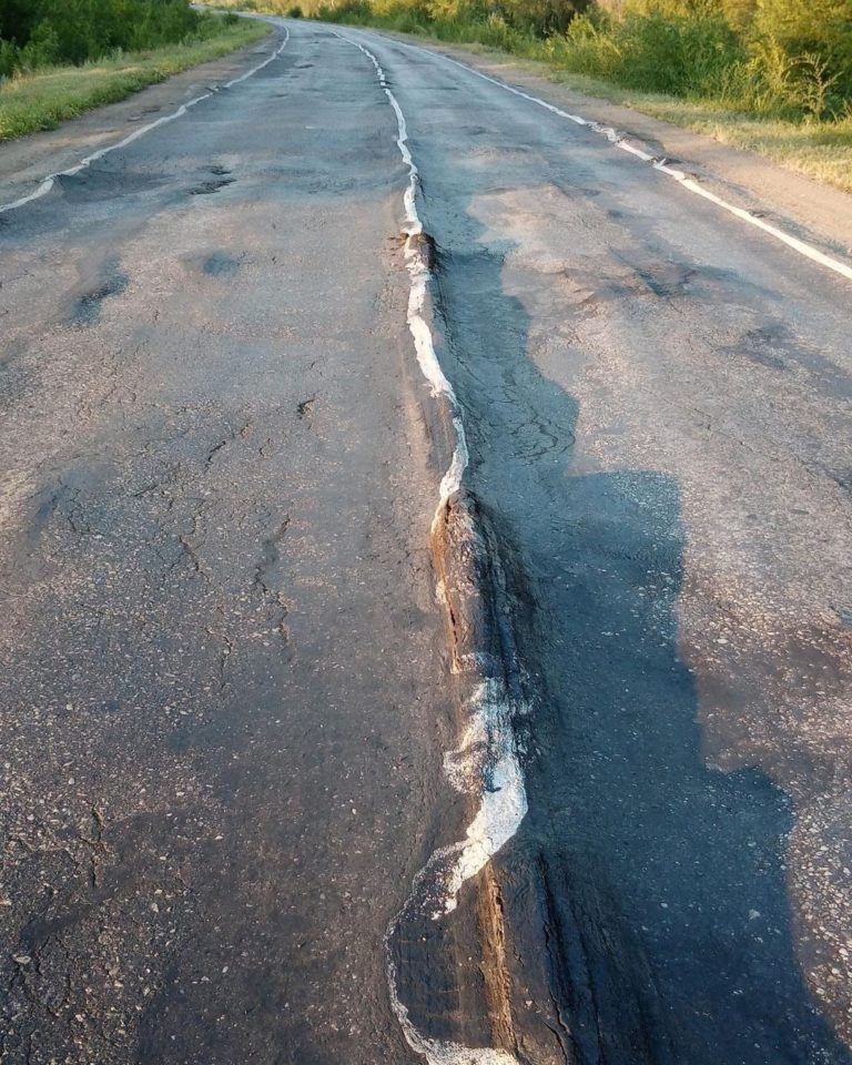 На дорогах балаково. Кривая разметка на дороге. Пожаловаться на качество дороги. Кривая разметка на дороге Мем. Гладкой дороги.