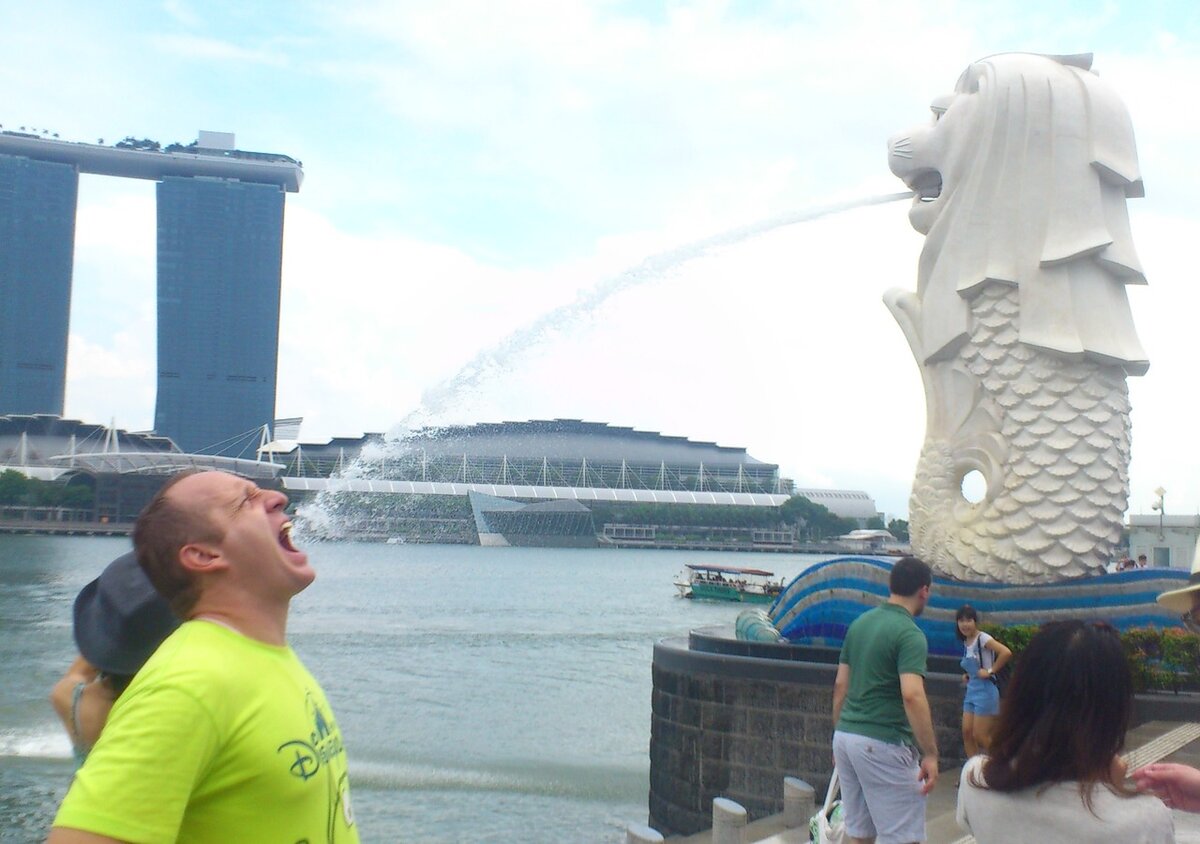 Символ Сингапура Мерлион и сзади Marina Bay Sands. Фото из архива автора