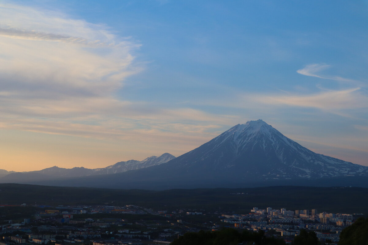 Вид на домашние вулканы и город 