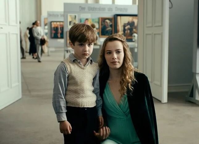 Актриса Саския  Розендаль в роли Элизабет Май, тёти Курта Барнерта