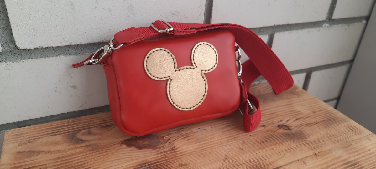 Cross-body Изготовление сумки было под постоянным контролем заказчика 😅
✔Натуральня итальянская кожа 🇮🇹
✔Качественная нержавеющая фурнитура
✔Молнии YKK 🇯🇵
✔💯% ручная работа
✔Одно центральное отделение
✔Ручной шов

Возможен повтор в других цветах

📍Только натуральная кожа
📍Индивидуальные размеры
📍 Цвет на Ваш выбор
📍 Изготовление 2-3 дня
____________________

Доставка по России
Заказ в Директ, WhatsApp
☎️ +7-950-65-67-69-2
