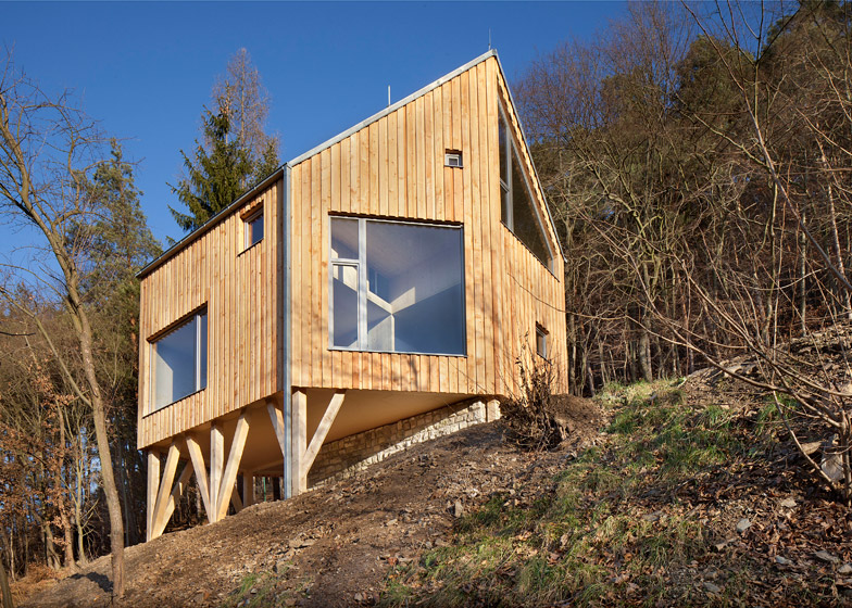 Реконструкция старого дома на склоне горы. Кршивоклатско, Чехия